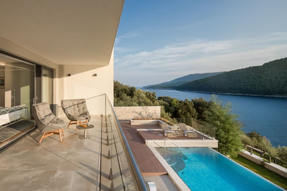 Villa Vlastelini II - terrace overlooking pool and bay 