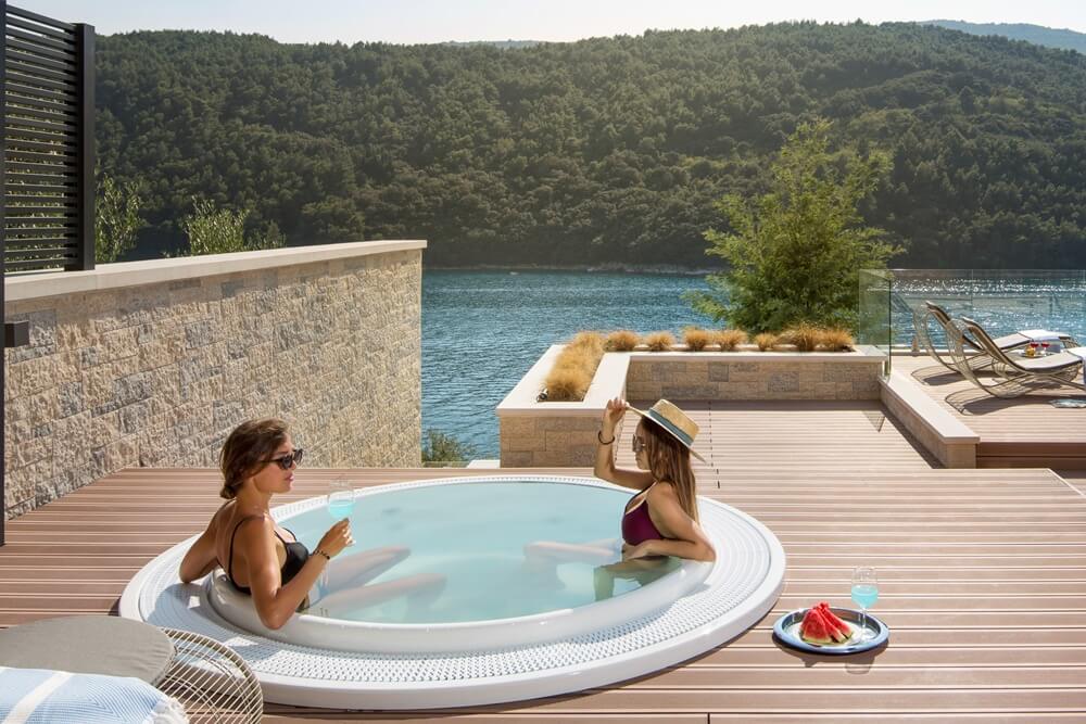 Villa Vlastelini II - outdoor jacuzzi 